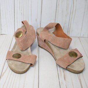 Taos Footwear Women's Carousel 3 Wedge Sandal